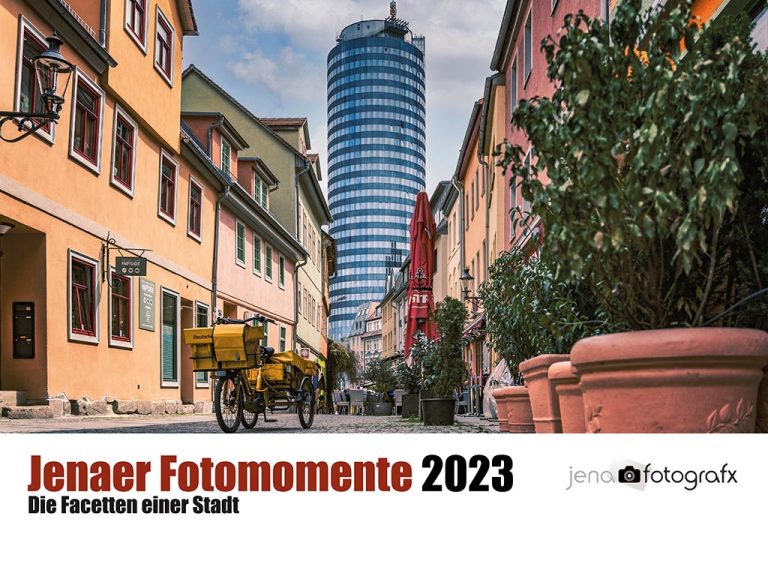 Jena Foto-Kalender "Jenaer Sichtweisen 2022", Deckblatt – JenTower eingefangen in der Wagnergasse