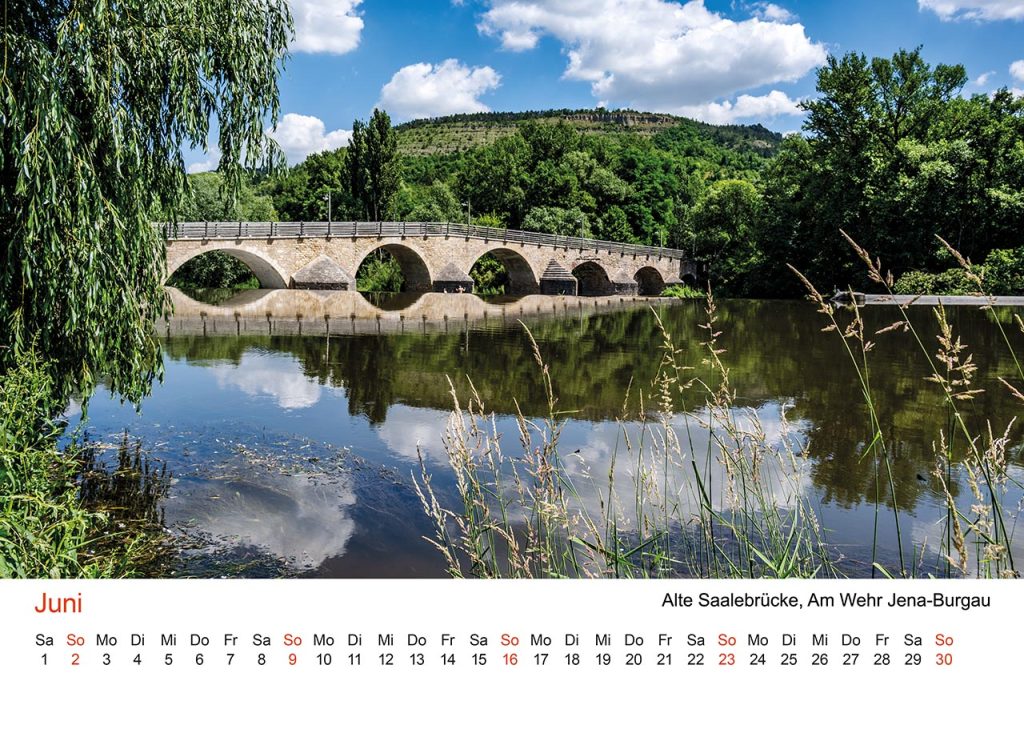 Jena Foto Kalender 2024, Monat Juni – An der Alten Saalebrücke in Jena-Burgau mit Spiegelung.