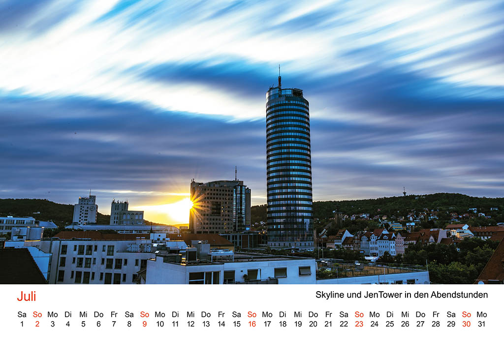 Jena Foto-Kalender "Jenaer Fotomomente 2023", Juli – Sonnenuntergang mit Jenaer Skyline und JenTower
