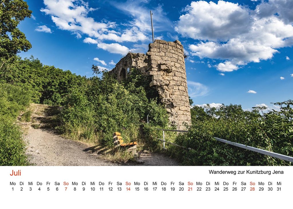 Jena Foto Kalender 2024, Monat Juli – Wandern zur Kunitzburg bei traumhaften Wetter.