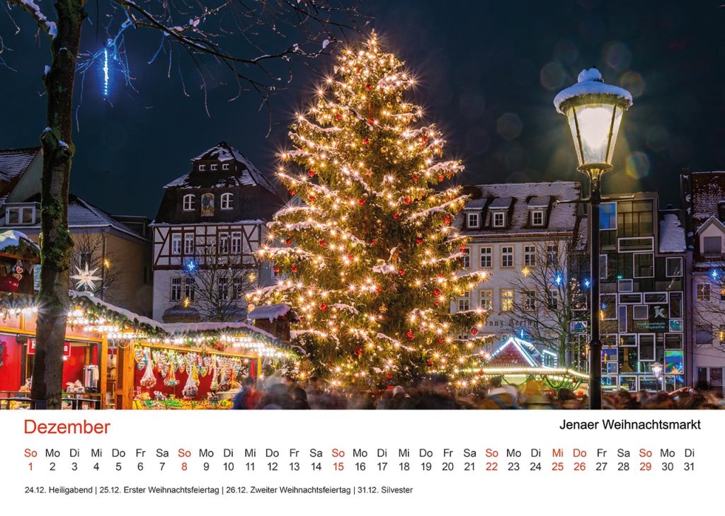 Jena Foto Kalender 2024, Monat Dezember – Weihnachtsbaum und Weihnachtsmarkt auf dem Marktplatz.