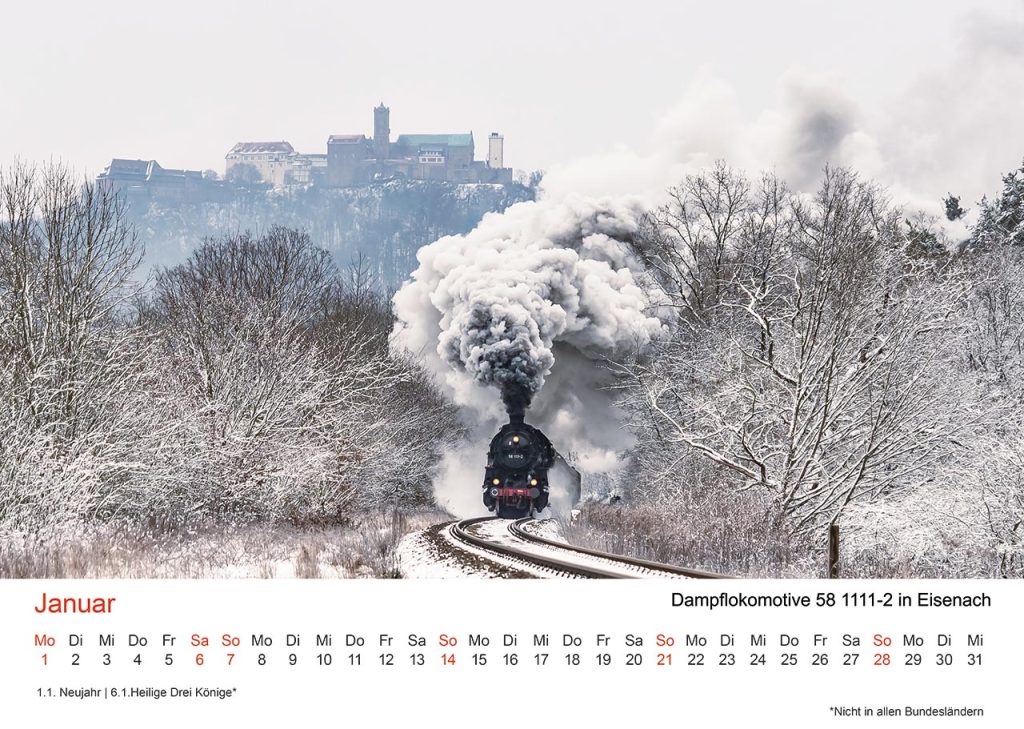 Thüringer Fotomomente 2024, Monat Januar – Die Dampflokomotive 58 1111-2 fuhr unterhalb der Eisenacher Wartburg.