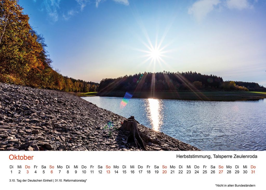 Thüringer Fotomomente 2024, Monat Oktober – Herbststimmung und Sonnenspiegelung an der Talsperre Zeulenroda.
