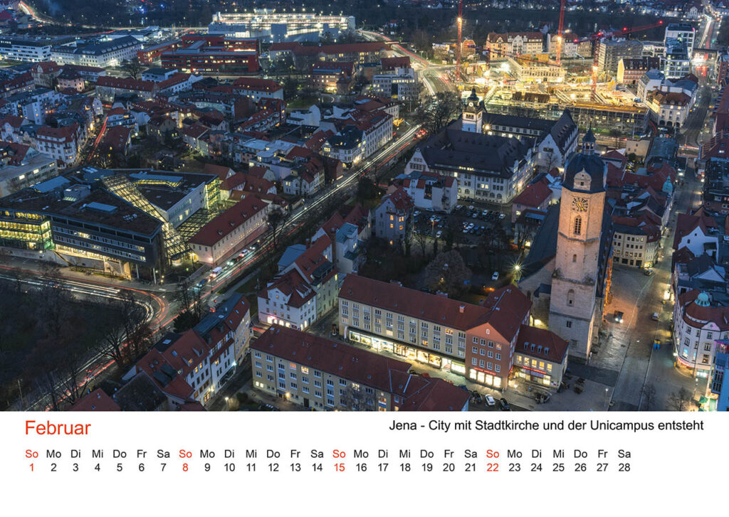 Jena Fotokalender 2026. Februar – Eine Langzeitbelichtung auf dem JenTower mit Blick auf die Stadtkirche und den Uni-Campus.