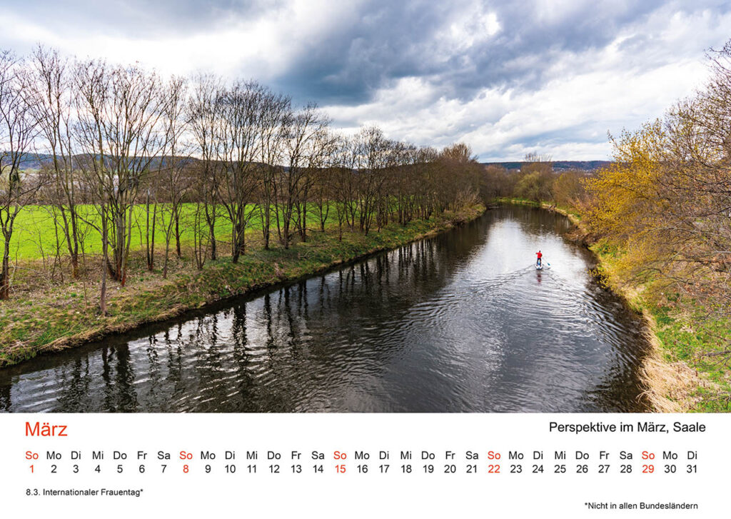 Jena Fotokalender 2026. März – Perspektive auf die Saale neben der Stadtrodaer Straße.