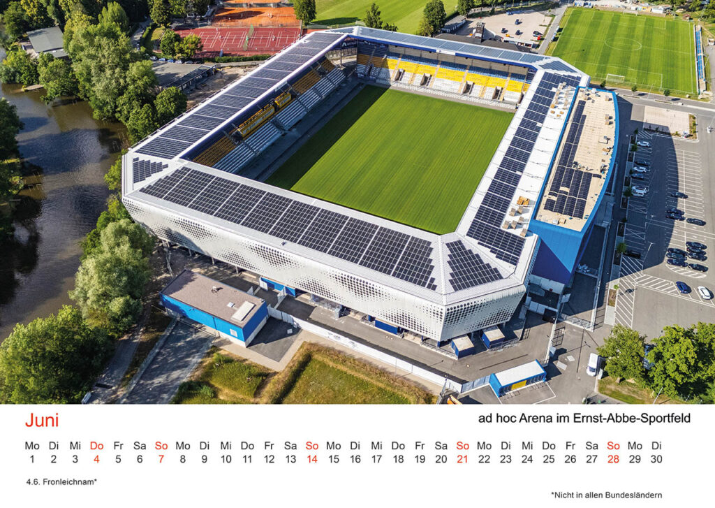 Jena Fotokalender 2026. Juni – Die ad hoc Arena im Ernst-Abbe-Sportfeld aus luftiger Höhe betrachtet.