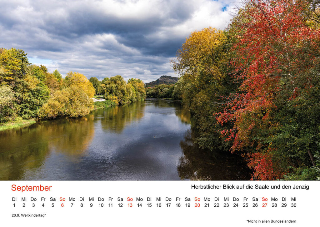 Jena Fotokalender 2026. Sptember – Herbstlicher Blick auf die Saale und den Jenzig.