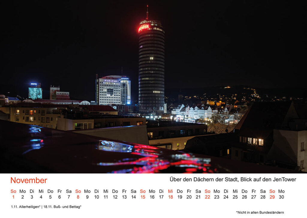 Jena Fotokalender 2026. November – Über den Dächern der Stadt. Langzeitbelichtung mit Blick auf den JenTower.
