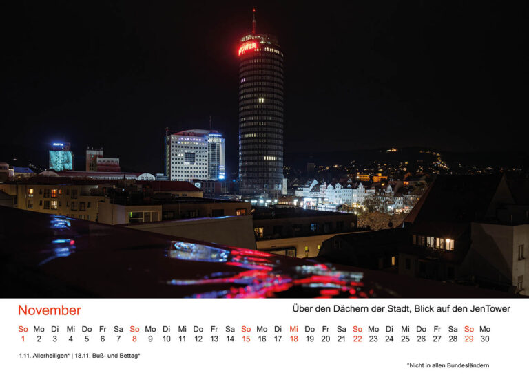 Jena Fotokalender 2026. November – Über den Dächern der Stadt. Langzeitbelichtung mit Blick auf den JenTower.